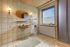 Douche, articles de toilette gratuits, serviettes fournies