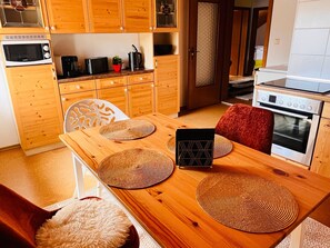 Kjøleskap, mikrobølgeovn, ovn og kokeplater