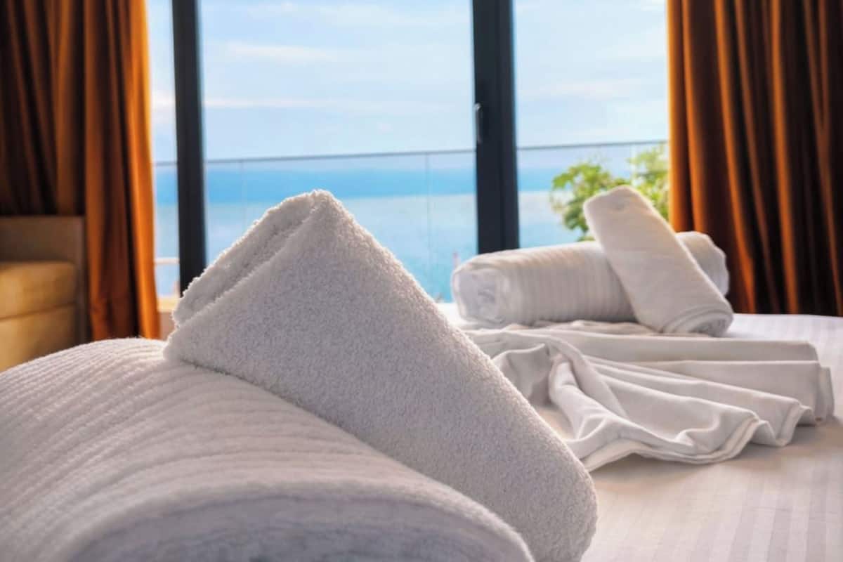 Deluxe-Doppelzimmer, Balkon | Bügeleisen/Bügelbrett, Bettwäsche