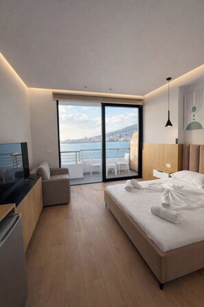 Deluxe Double Room, Balcony, Sea View | Iron/ironing board, bed sheets - Hotel Tramonto (Sarande)