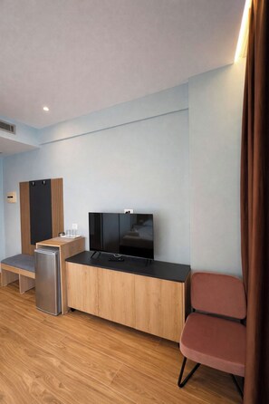 Doppelzimmer, Balkon, Meerblick | Bügeleisen/Bügelbrett, Bettwäsche