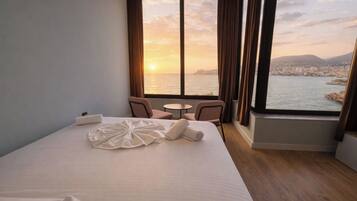 Deluxe-Suite, Meerblick | Bügeleisen/Bügelbrett, Bettwäsche