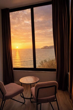 Suite – deluxe, sjøutsikt | Strykejern/-brett og sengetøy