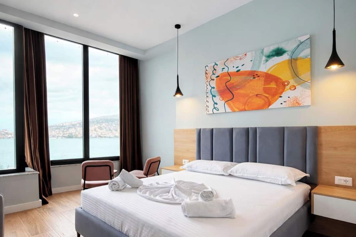 Deluxe-Doppelzimmer, Meerblick | Bügeleisen/Bügelbrett, Bettwäsche