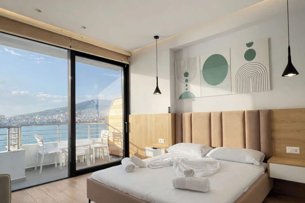 Deluxe-Doppelzimmer, Balkon, Meerblick | Bügeleisen/Bügelbrett, Bettwäsche