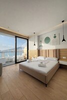 Quarto casal luxo, sacada, vista para o mar | Ferros/tábuas de passar roupa, roupa de cama