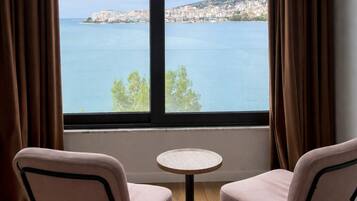 Tabla de planchar con plancha y ropa de cama