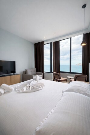 Deluxe Double Room, Sea View | Iron/ironing board, bed sheets - Hotel Tramonto (Sarande)