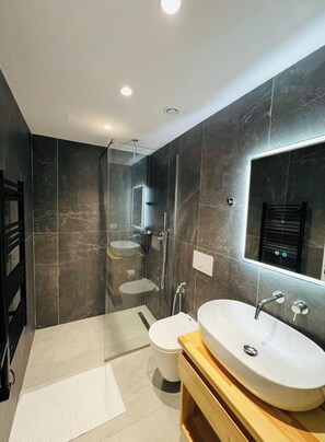 Shower, hair dryer, towels, toilet paper - Hotel Tramonto (Sarande)