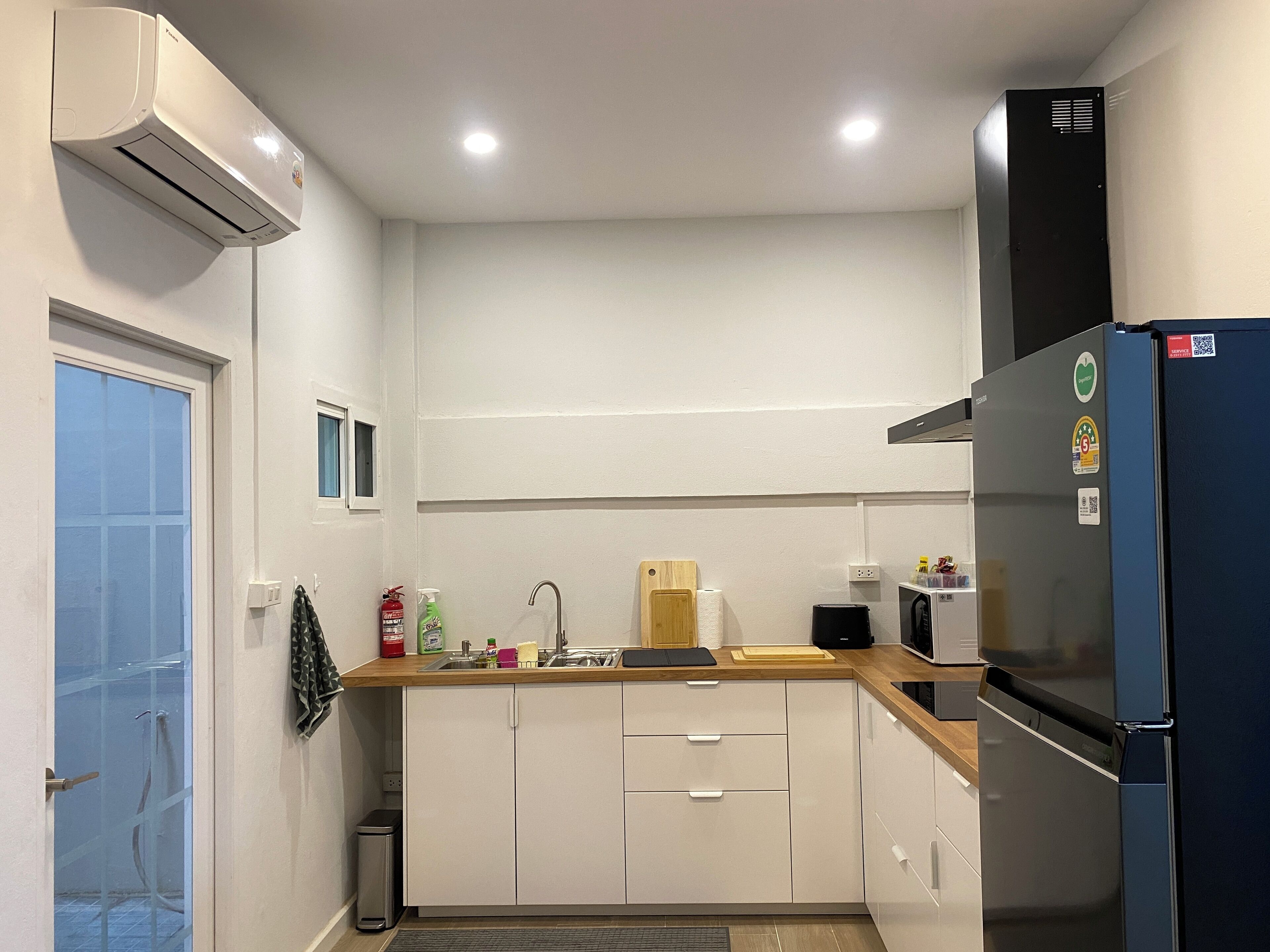 Fridge, microwave, stovetop, coffee/tea maker