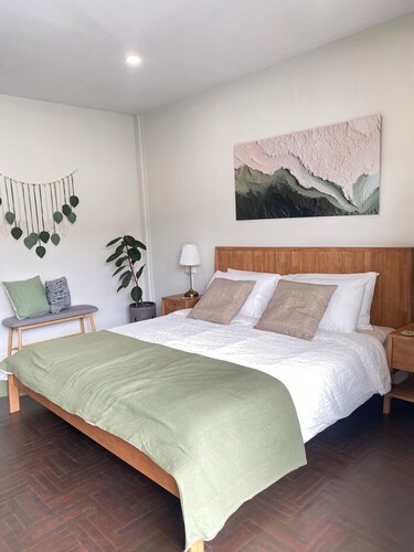 Baan Tonson - Cozy 2BR Townhouse • Full Kitchen • Walk to Palace & Cafés