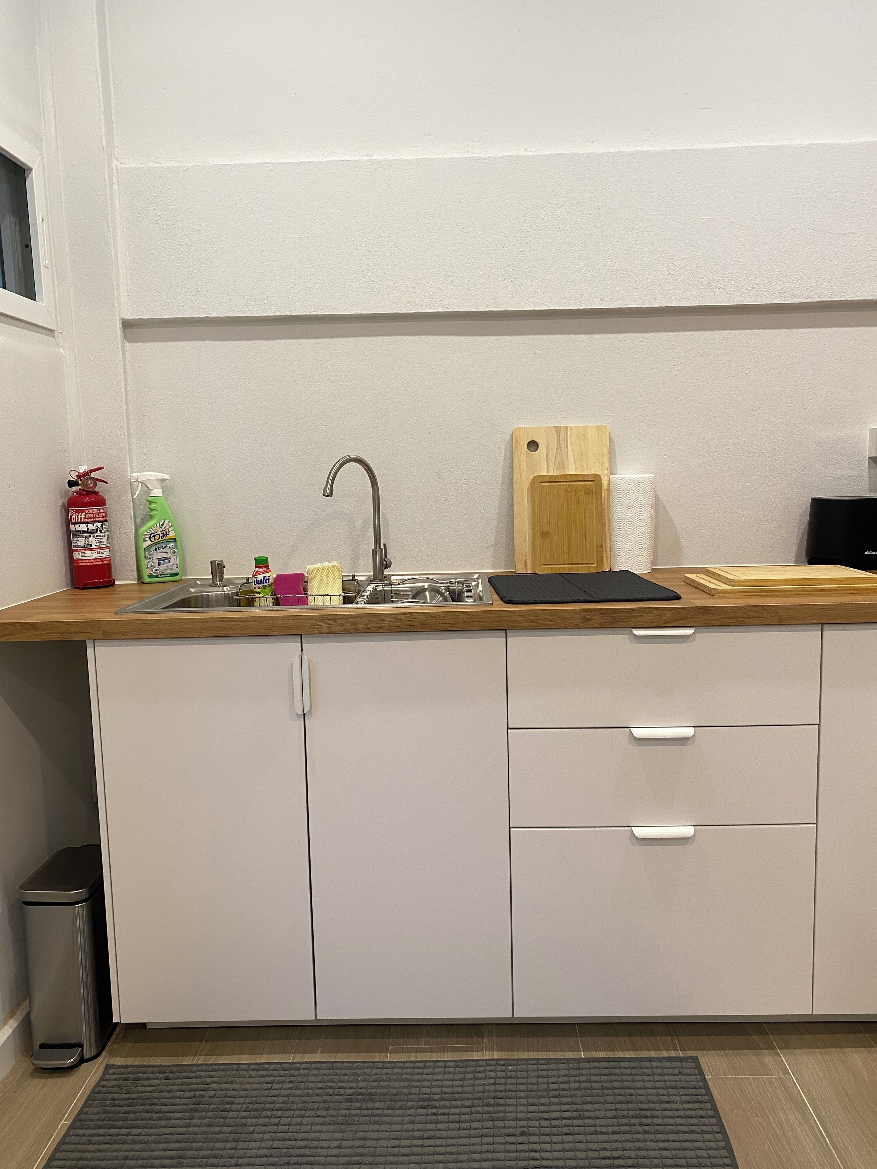 Fridge, microwave, stovetop, coffee/tea maker