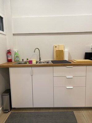 Kylskåp, mikrovågsugn, spishäll och kaffe- och tebryggare