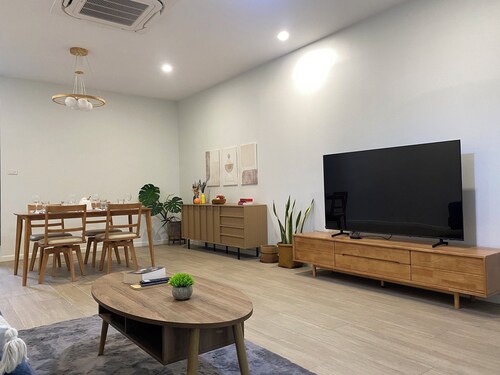 Baan Tonson - Cozy 2BR Townhouse • Full Kitchen • Walk to Palace & Cafés