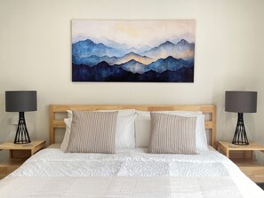 2 habitaciones, escritorio y tabla de planchar con plancha 