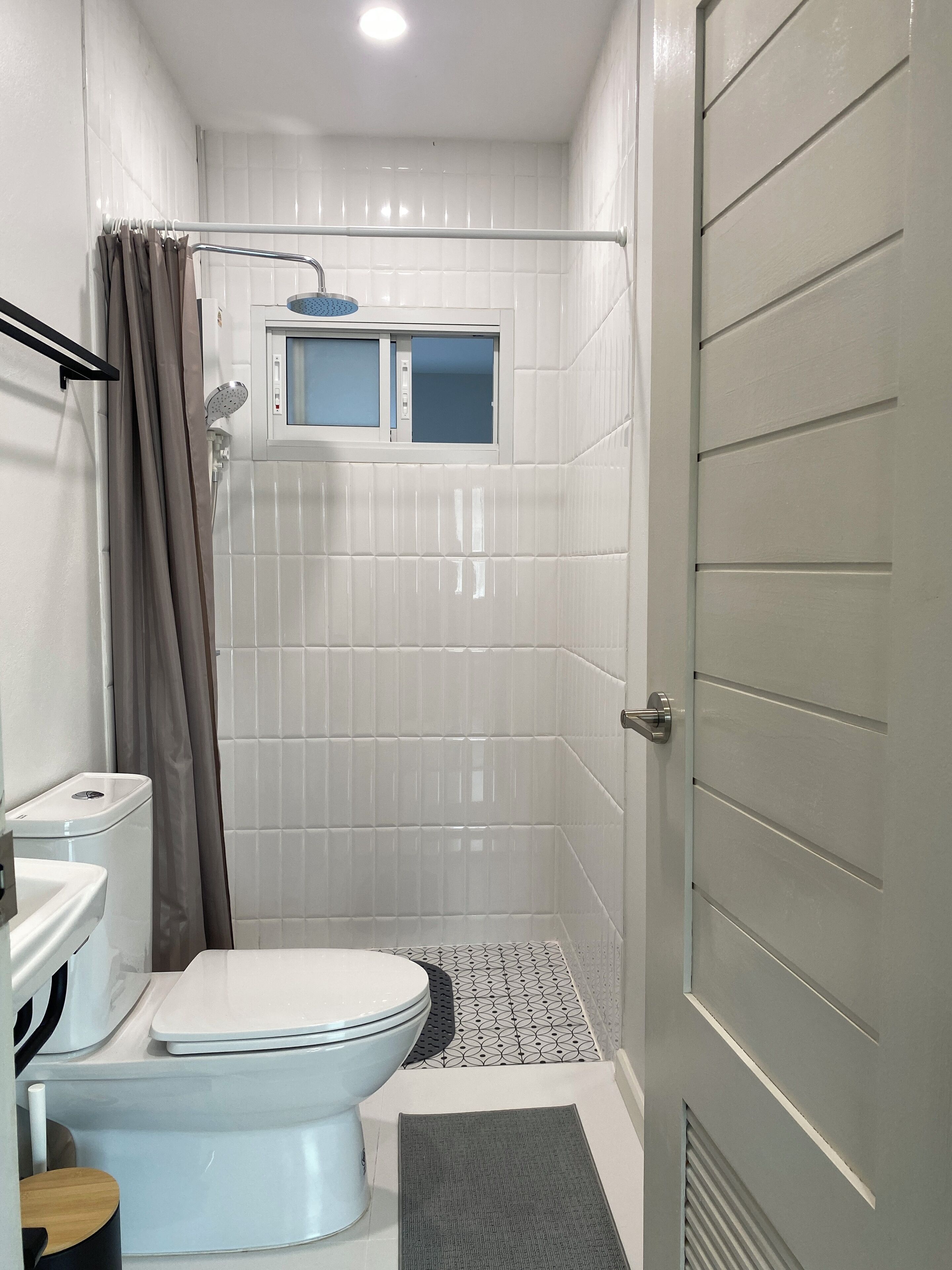 Sèche-cheveux, bidet, serviettes fournies, savon
