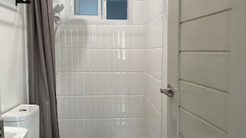 Secador de pelo, bidet, toallas, jabón