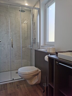 Doccia, asciugacapelli, asciugamani, carta igienica