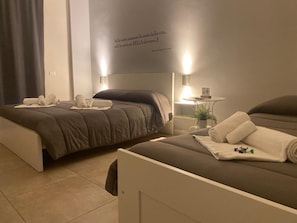 Coffres-forts dans les chambres, bureau, fer et planche à repasser