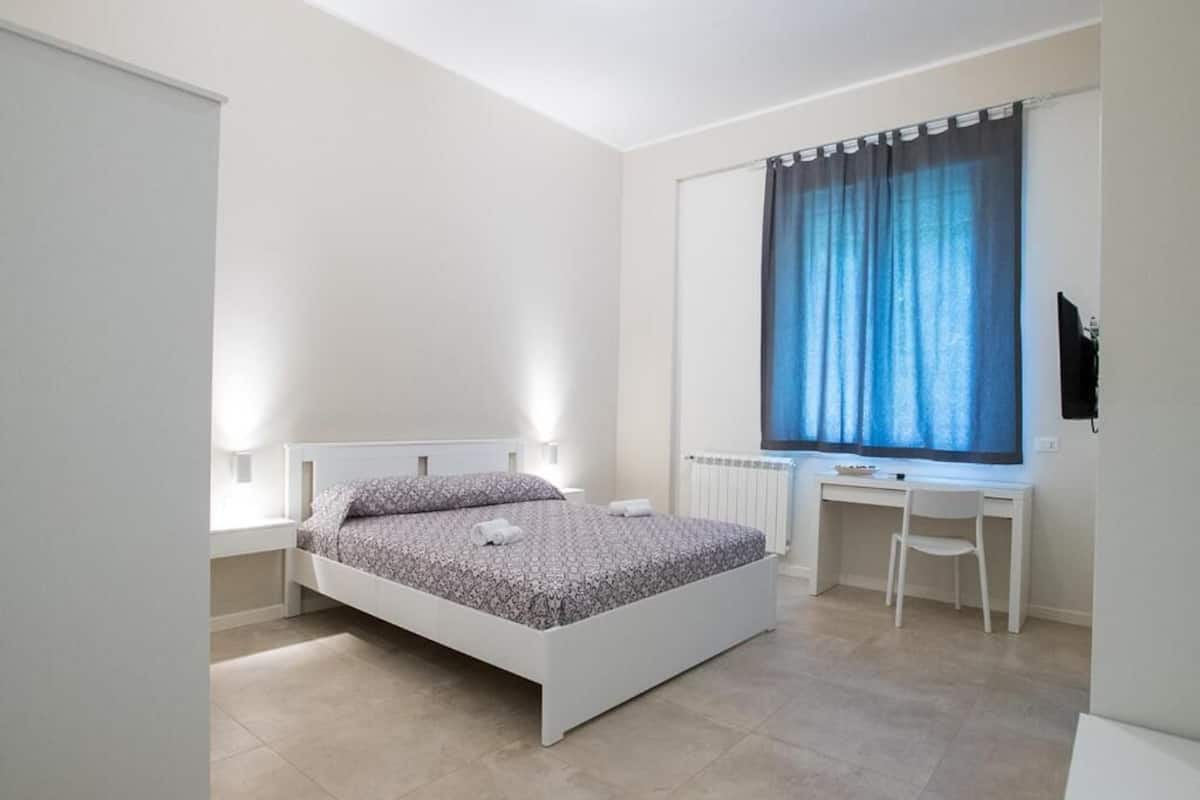 Doppia Deluxe, patio, vista giardino | Una cassaforte in camera, una scrivania, ferro/asse da stiro