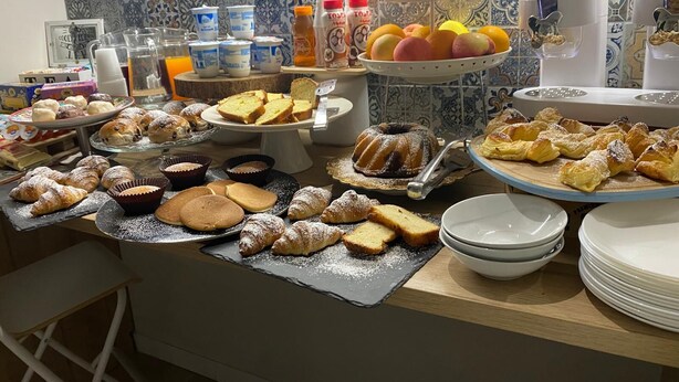 A buffet with various pastries, fruits, and beverages. - Le Stanze dell'Emiro (Palermo)