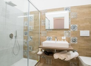 Set di cortesia gratuito, asciugacapelli, asciugamani, sapone