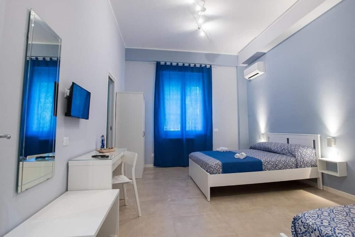 Tripla Deluxe, patio, vista giardino | Una cassaforte in camera, una scrivania, ferro/asse da stiro