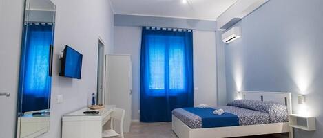 Kolmen hengen deluxe-huone, patio, näköala puutarhaan | Tallelokero huoneessa, silitysrauta/-lauta, ilmainen Wi-Fi