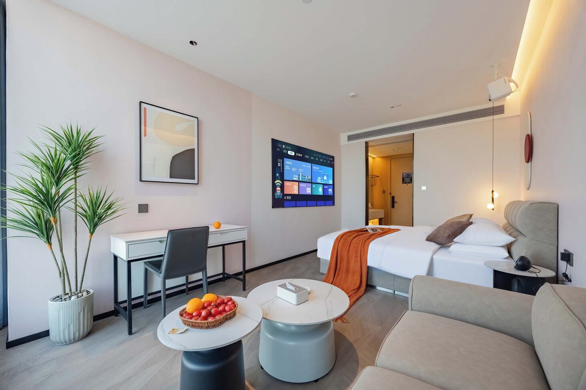 Dobbeltrom – senior, byutsikt | Blendingsgardiner, lydisolert, strykejern/-brett og wi-fi (inkludert)