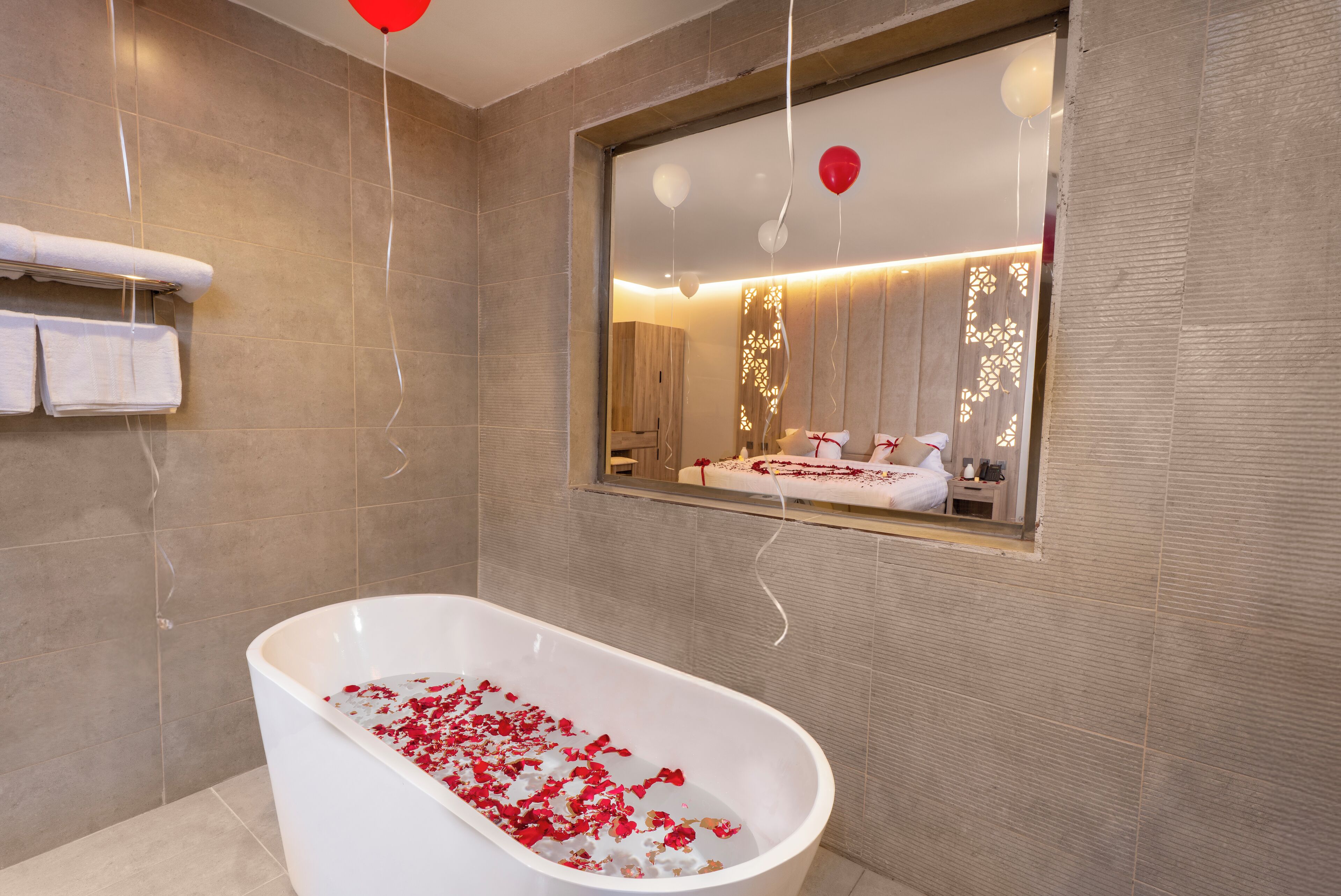 Executive Suite | Bathroom | Combined shower/bathtub, hair dryer, towels, soap