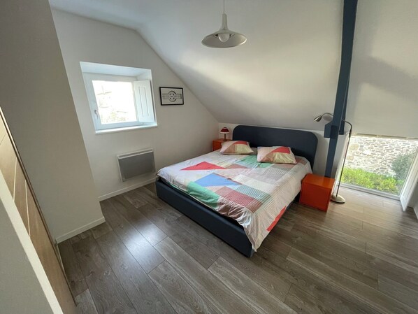 Tabla de planchar con plancha, Internet, ropa de cama