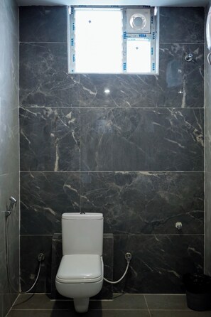 Luxury Room | Bathroom | Shower, towels, soap, shampoo - Avani Elite (Tirupati)