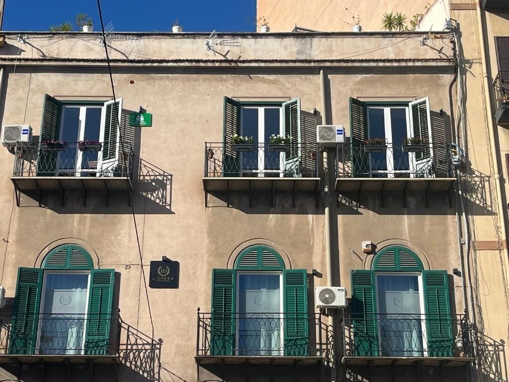 Quarto triplo luxo, vista para a cidade | Detalhe da fachada