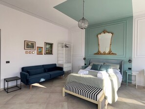 Quarto triplo luxo, vista para a cidade | Cofres nos quartos, cortinas blackout, ferros/tábuas de passar roupa