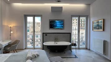 Kamar Triple Deluks, pemandangan kota | Brankas, tirai kedap cahaya, setrika/meja setrika, dan Wi-Fi gratis