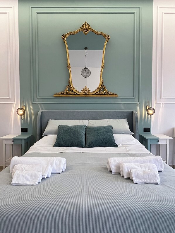 Tripla Deluxe, vista città | Una cassaforte in camera, tende oscuranti, ferro/asse da stiro