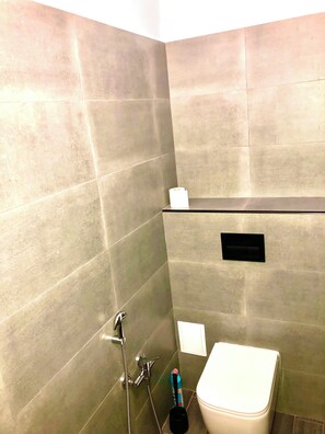 Appartement Deluxe, non-fumeur, vue sur la ville | Salle de bain | Séchoir à cheveux, serviettes fournies, savon, shampooing
