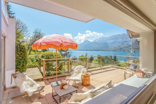 Villa pool jacuzzi breathtaking view of Lake Annecy