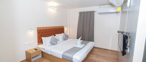 Standard Room | Desk, laptop workspace, blackout drapes, soundproofing