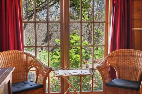 Charming Heritage cottage, pet-friendly, walk to beach and coastal attractions