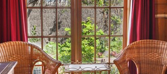 Charming Heritage cottage, pet-friendly, walk to beach and coastal attractions