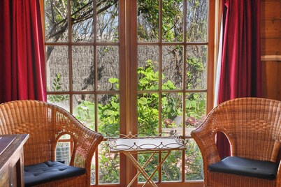 Charming Heritage cottage, pet-friendly, walk to beach and coastal attractions