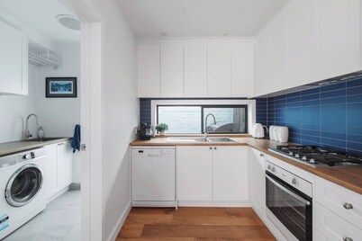 Stylish Black Rock Stay, Walk to Beach, Cafés, Restaurants & Coastal Trails!