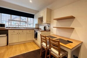 Private kitchen - Family One Bedroom flat with private Kitchen (Sutton)