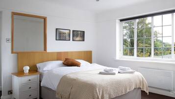 Iron/ironing board, Internet, bed sheets