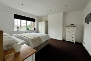 Iron/ironing board, Internet, bed sheets - Family One Bedroom flat with private Kitchen (Sutton)