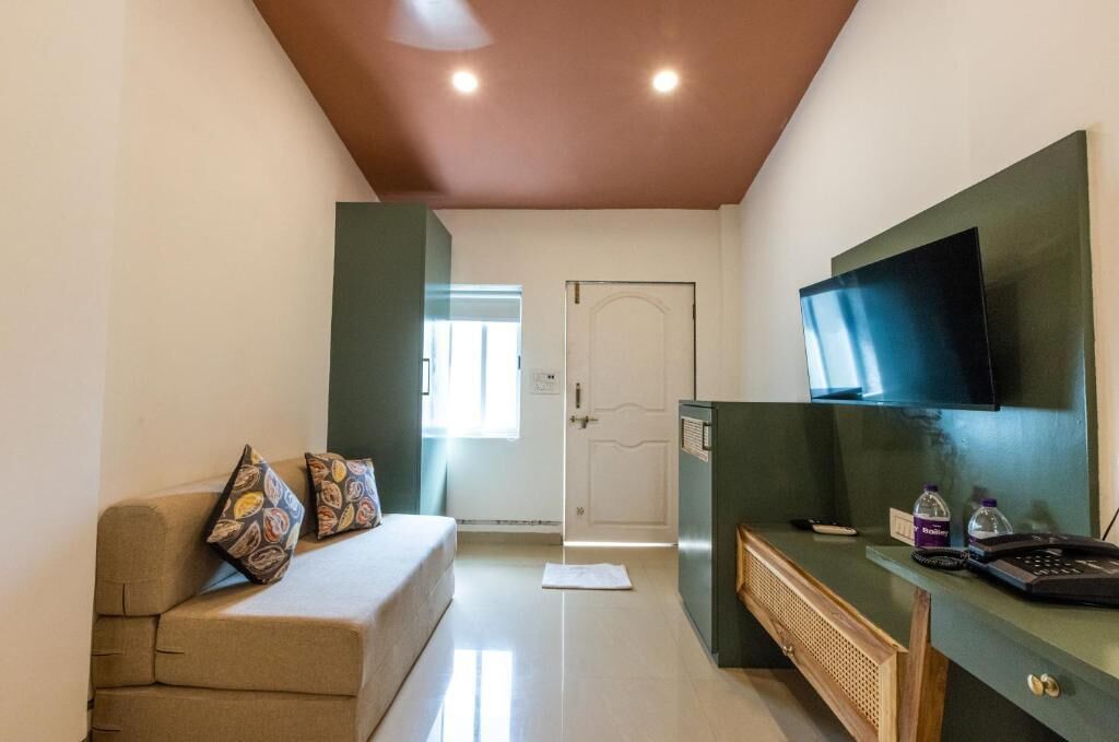 Habitación individual básica, 1 cama de matrimonio con sofá cama, no fumadores | Zona de estar | Una impresora