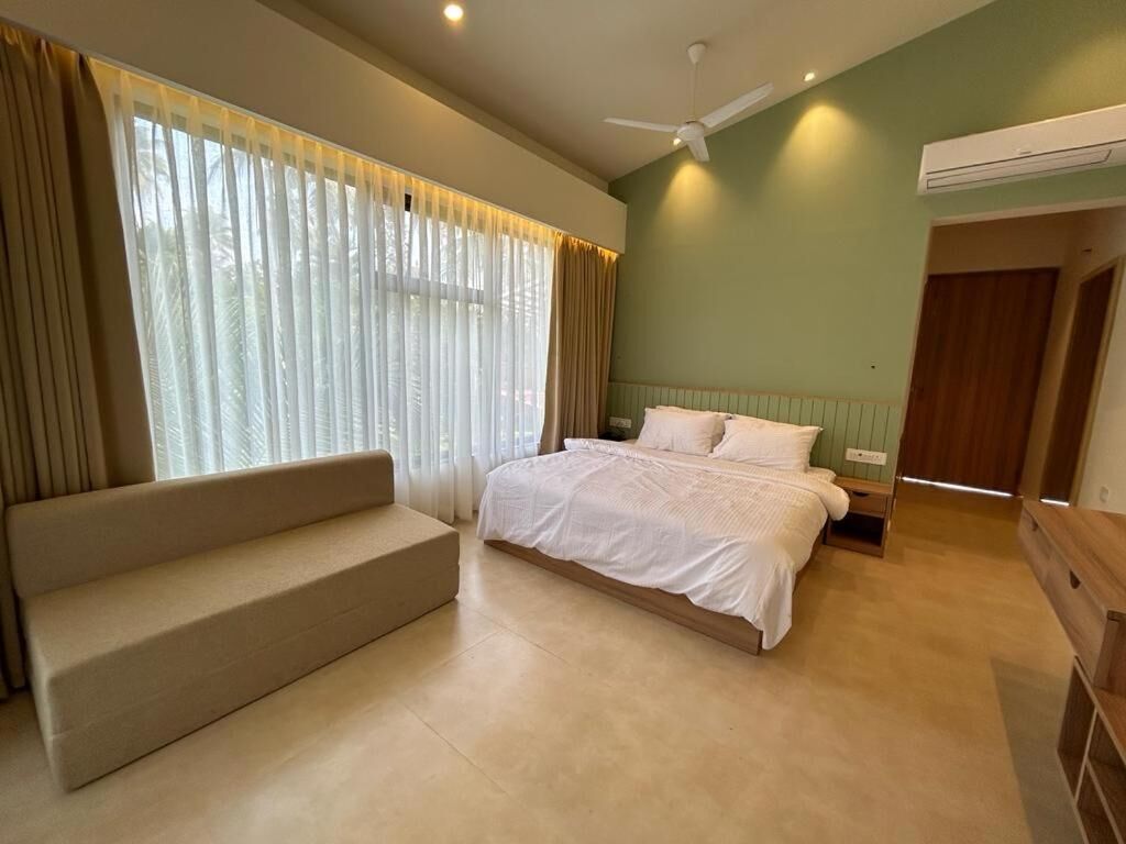 Suite estudio familiar, balcón | Caja de seguridad en la habitación y escritorio 