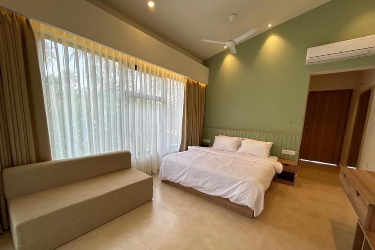 Suite estudio familiar, balcón | Caja de seguridad en la habitación y escritorio