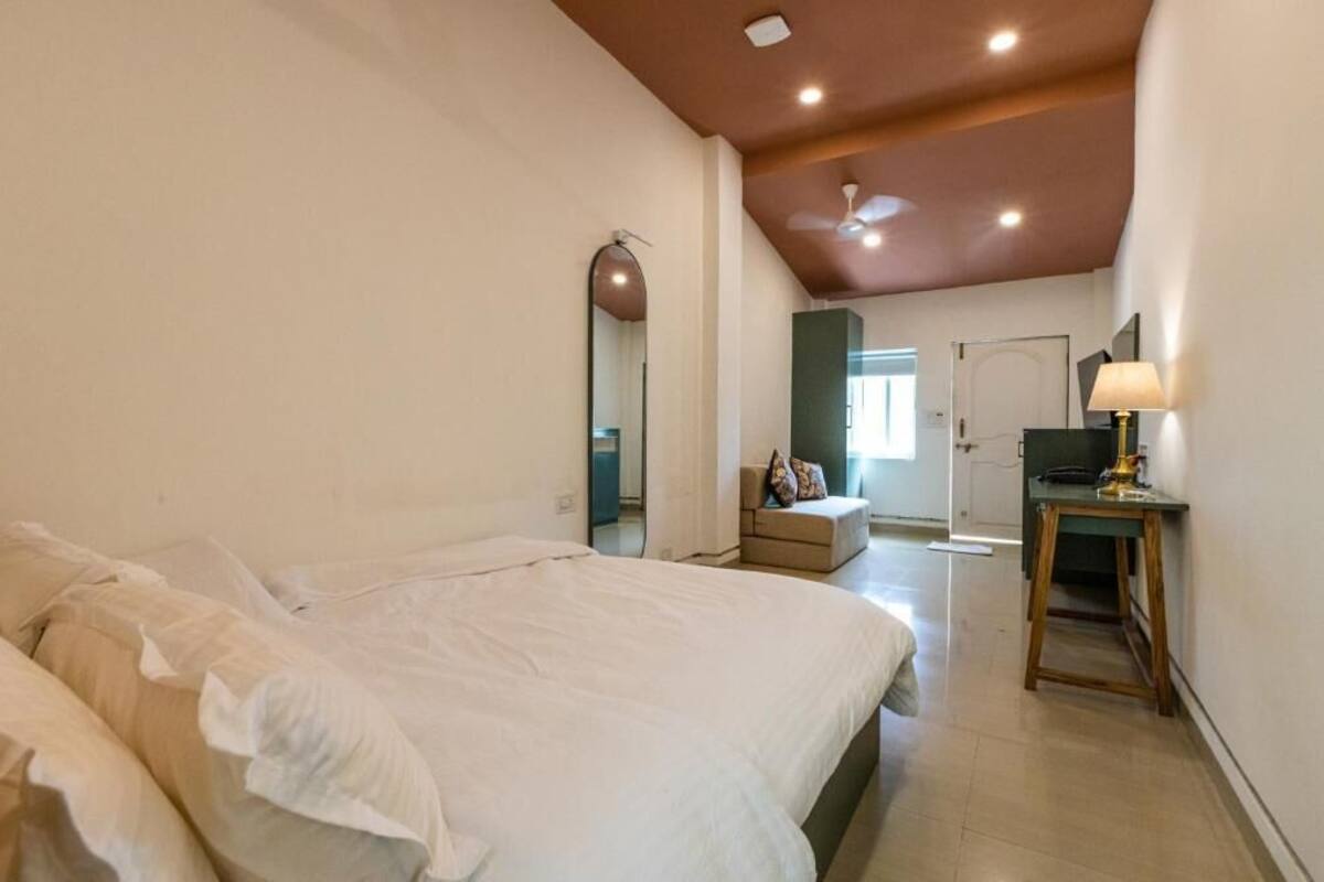 Habitación individual básica, 1 cama Queen size y sofá cama, para no fumadores | Caja de seguridad en la habitación y escritorio